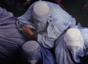 Kabul. 1996. Distribuzione del cibo alle vedove.