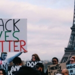 “Black lives matter” sbarca in Francia: le manifestazioni contro la violenza della polizia ed il razzismo