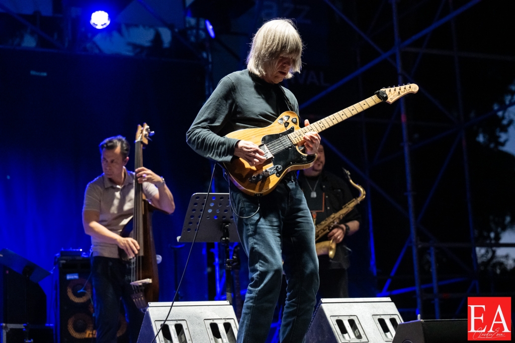 Mike Stern Band (Feat. Dennis)