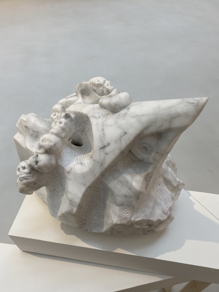 Enzo-Cucchi-Una-duchampata-alla-Picasso-marmo-2000