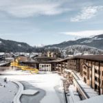Natale in Val Pusteria con i Familienhotels Südtirol tra sport invernali, esperienze culinarie ed escursioni sulla neve per vivere le festività in famiglia.