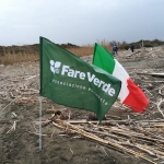 bandiere fare verde e italiana sulla spiaggia