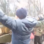 Melitipol, civili in strada per fermare i mezzi russi