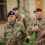 Il comandante delle forze operative nord fa visita alla brigata Folgore in addestramento 