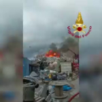Violento incendio in una discarica di rifiuti urbani a Modugno