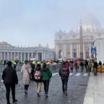 Addio a Benedetto XVI, i fedeli "Ha cambiato le sorti della Chiesa"