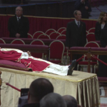 L'omaggio di Giorgia Meloni a Benedetto XVI, le immagini
