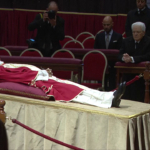 L'omaggio di Sergio Mattarella a Benedetto XVI, le immagini