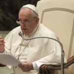 Papa “Urgenti gesti di umanità per fermare la guerra”