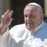 Papa “Prego per un futuro di pace. E’ triste vedere le porte chiuse ai migranti”