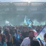 Festa scudetto a Napoli, marea di tifosi fuori dallo stadio Maradona