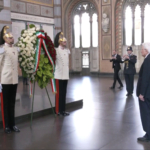 L'omaggio di Mattarella a Manzoni al Cimitero Monumentale di Milano