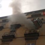 Incendio in appartamento a Napoli, evacuate persone bloccate dal fumo