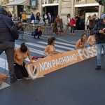 Roma, a seno nudo per l'ambiente. Protesta di Ultima Generazione