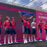 Giro d'Italia, Ganna sul palco con la sciarpa del Napoli
