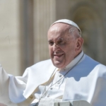 Papa “Affrontare il tema dell’accoglienza senza scuse e indugi”