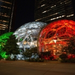 Amazon illumina con il tricolore le sfere del Centro direzionale di Seattle