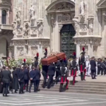 Berlusconi, il feretro arriva in Duomo accolto dagli applausi