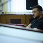 Ucraina, Zelensky “Chi non è in prima linea aiuti a combattere”