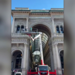 Avviata pulizia scritte sull'arco d'ingresso della Galleria di Milano