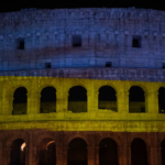 Il Colosseo si illumina con i colori della bandiera dell'Ucraina
