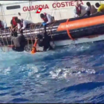 Il salvataggio dei migranti al largo di Lampedusa, le immagini