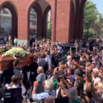 Funerali di Toto Cutugno a Milano, fan cantano "L'italiano"