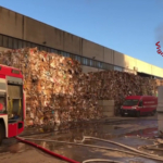 Incendio in un'azienda di rifiuti nel napoletano, le immagini