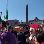 Ai funerali di Michela Murgia la folla canta "Bella ciao"